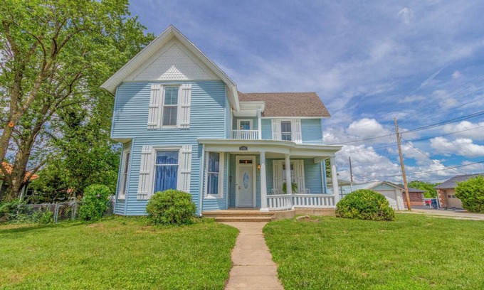 Lebanon House | Gorgeous Victorian home 40min from Lake Ozarks!