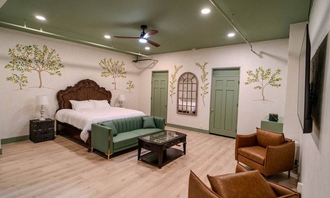 Biloxi Hotel | Government St. Balcony Suite 211