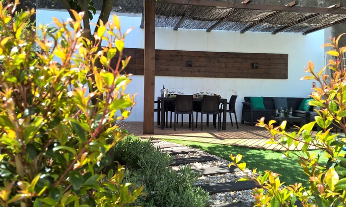 Santa Engracia Apartment | Grace Garden Home a natural garden facing the river in the center of Lisbon