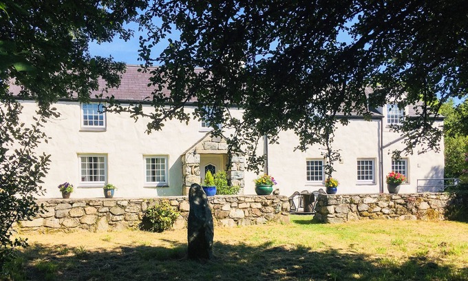 Groeslon Cottage | GRAFOG FARM COTTAGE, pet friendly, with open fire in Groeslon