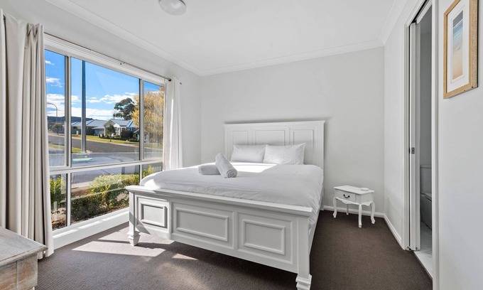 Narrawallee Apartment | Grahlie House - Iluka 1A - Brand new, custom-designed and stylish studio apartment