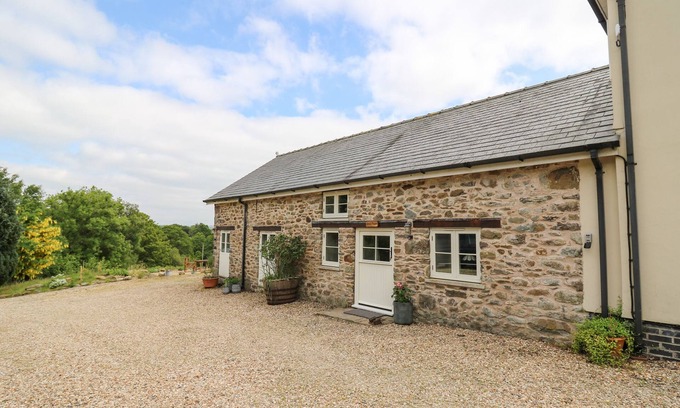 Builth Wells House | GRAIG FAWR, pet friendly, with a garden in Beulah