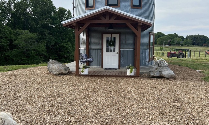 Red Boiling Springs Cottage | Grain Bin Farmhouse with Loft Bedroom
