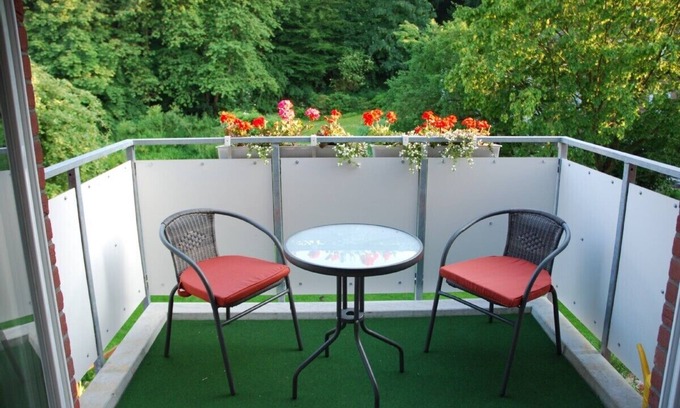 Gaarden-Sud - Kronsburg Apartment | grand 2-room apartment (70m²) with balcony, central but located in green landsca