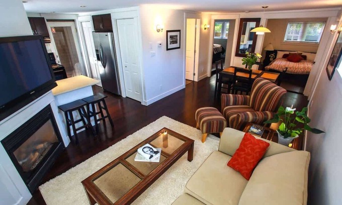 Central Lonsdale House | Grand Boulevard Retreat- quiet suite in North Vanc