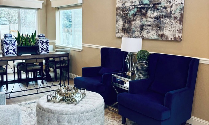 Beaverton House | Grand Entryway Vaulted ceiling near Nike Intel 7 beds w/10% Discount for 7 Days