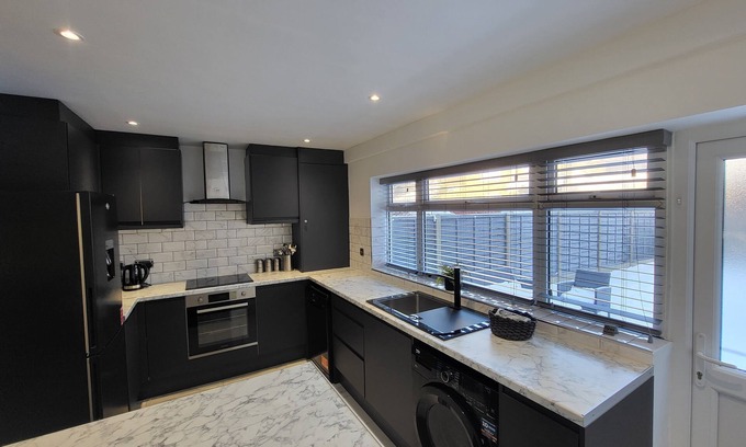East Ham South Apartment | Grand Exclusive 2 Bed Apartment - London