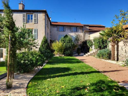 Regny House | Grand Gîte au cœur du village avec jardin