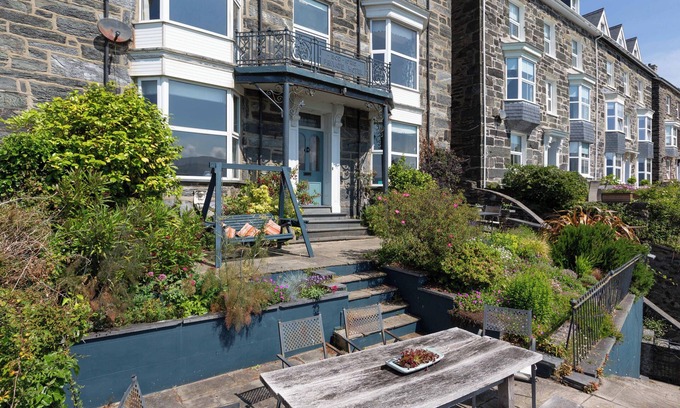 Barmouth Apartment | Grand large apartment in Townhouse by the Sea. Superb Views. Brilliant Location