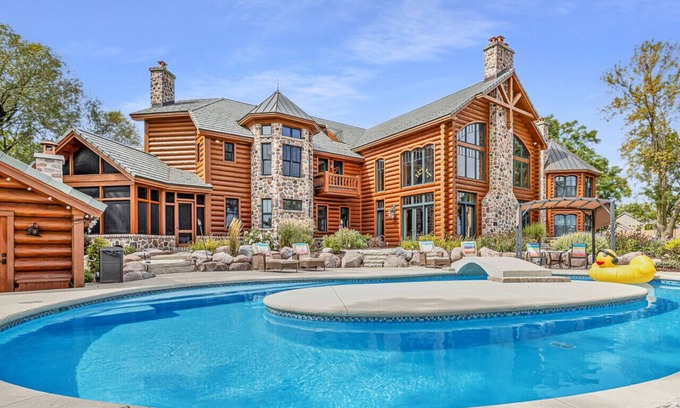 Suamico House | Grand on Longtail | Lazy River · Lake · Luxe Stay