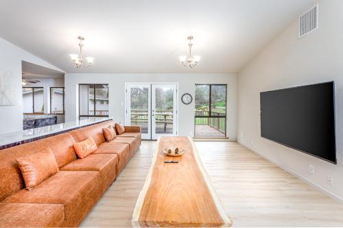 Kaweah House | Grand Riverside Retreat - Private Walkway to the River