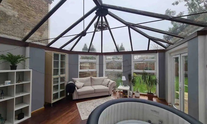 South Acton Apartment | Grand, Spacious 3bed 2bath with Garden and Hot Tub