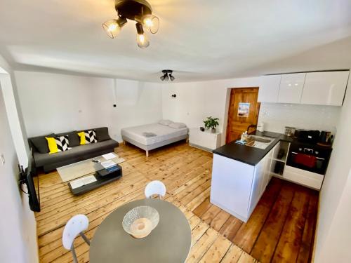 Briancon Apartment | Grand studio classé 4 étoiles avec jardin et garage vélo, moto