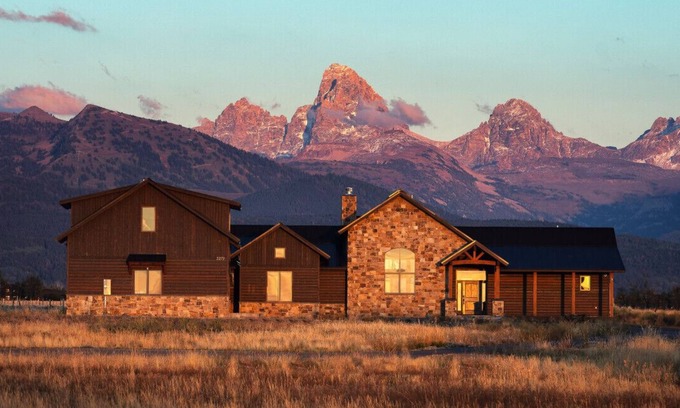 Clawson House | Grand Teton Painted Pony House w AC, Heated Garage, and Hot Tub