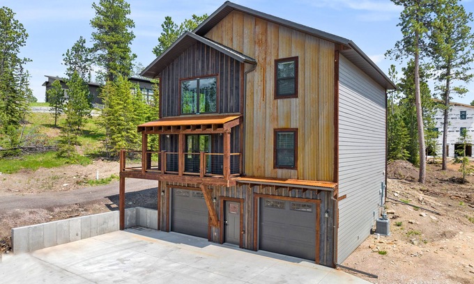 Lead House | Grand View! Hot tub, AC, 2 car garage, pool access