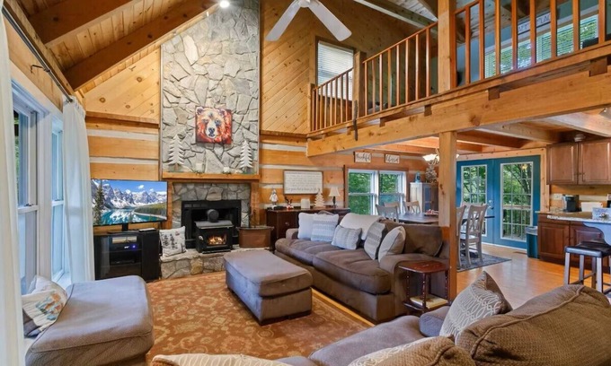 Foscoe Cabin | Grandfather Vista is a 3-bedroom true log cabin in charming Banner Elk with AC