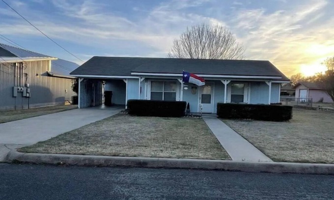 Fredericksburg House | Grandma's Haus - 2 bedroom 1 bath close to Main Street. Pet Friendly w big yard!