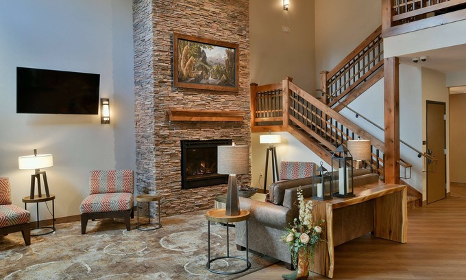Sisters Hotel | GrandStay Hotel & Suites