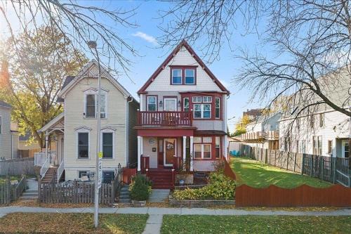 Brewers Hill House | GrandVictorian Sale Sleeps23 ArcadeGameFloor BBQ