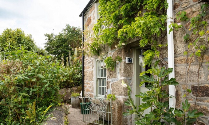 Newlyn Cottage | Granite Cottage in Newlyn with Sea Views & Garden