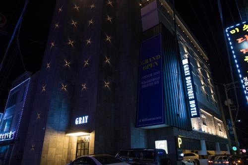 Chungmu Hotel | Gray hotel