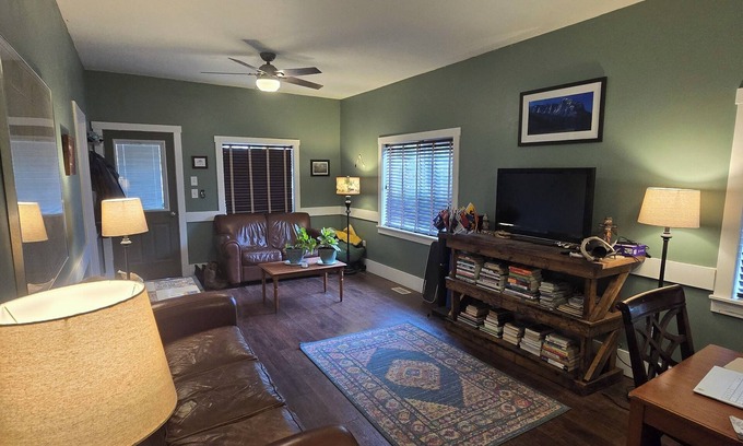 Livingston House | Great 3-bedroom with elegant garden view, dog friendly, & close to downtown.