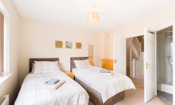 Tipton House | Great 4 bed house in Black Country