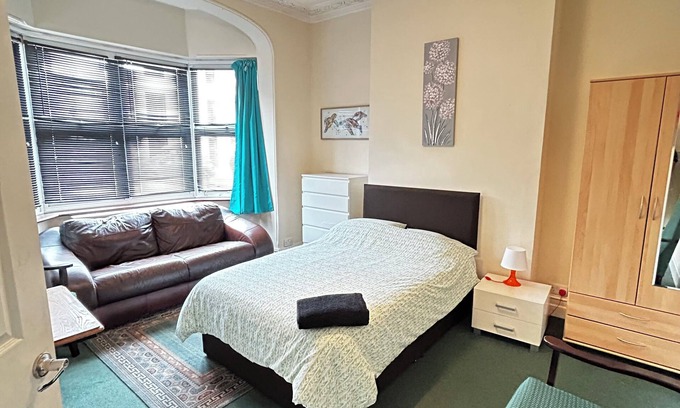 Streatham House | Great 6 bedroom house with outdoor space