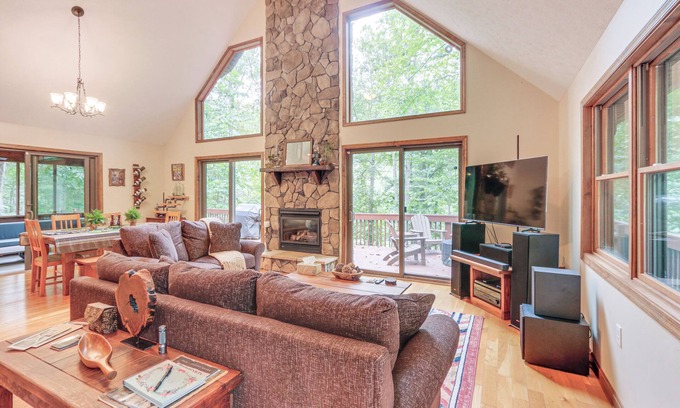 Great Cacapon Cabin | Great Cacapon Mtn Cabin w/Private Hot Tub + Views