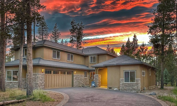 Sunriver House | Great Fall Rates, Grand, 5 On Suites, Chef's Kitchen, Hot Tub, NO Resort Fees
