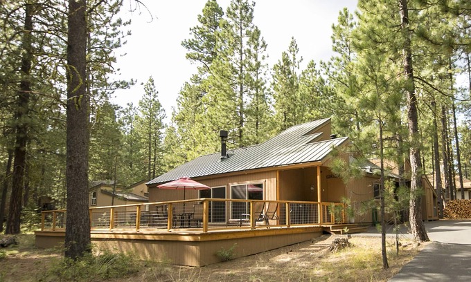 Black Butte Ranch Cabin | Great Family Cabin with resort hot tubs and pools.