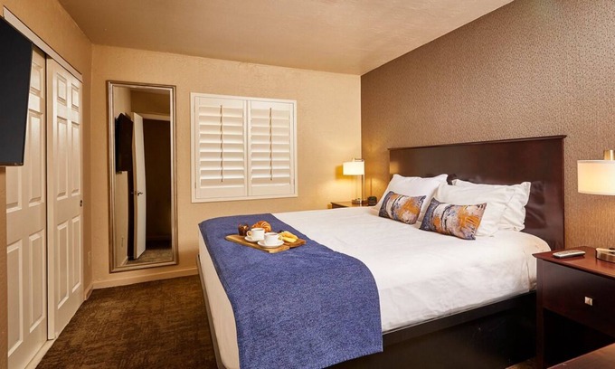 South Scottsdale Resort | Great for Group Travel! 4 Budget-Friendly Units, Pool, Tennis Courts, Near Golf
