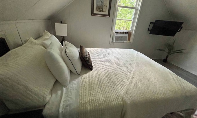 Woodmere House | Great little house in Woodmere/Beachwood, Orange