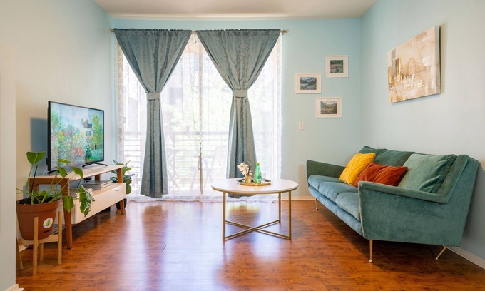 Madison Park Condo | Great Location/1B1B/King Bed/Fast WiFi/Pool/Gym