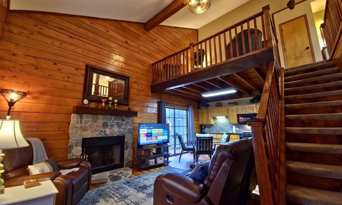 Table Rock Cabin | Great Location~Dog-Friendly~Cozy Cabin~Sleeps 6
