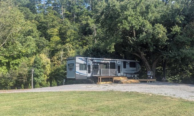 Gatlinburg - Pigeon Forge House | Great Location! Huge Luxury RV 2 full bedrooms plus loft right behind Dollywood.