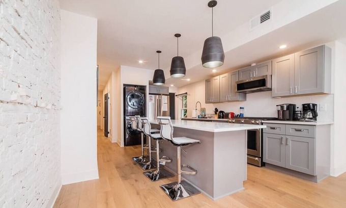 Central Northside Apartment | ★Great Location★ | No Stairs 1st FL | GroupStay |