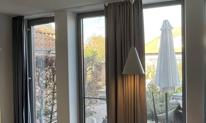 Greetsiel Apartment | Great one-room apartment right on Greetsiel harbor