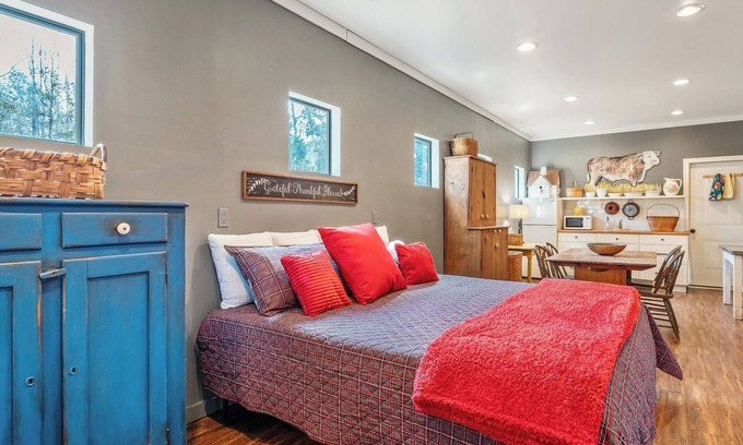 Jacksonville House | Great one room with mini kitchen, full bath, between Tyler and Jacksonville