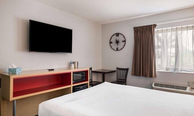 Ontario Hotel | Great Place to Stay! Indoor Pool, Pet-friendly, Free Parking and Breakfast