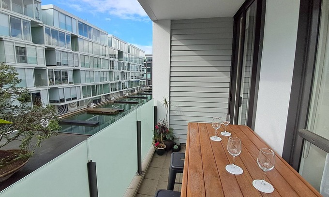 Auckland Central Business District Apartment | Great pool, central location + free carpark, e-scooter & free bikes available