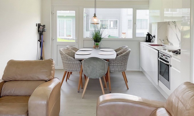 Pembroke Cottage | Great property close to Freshwater East Bay, perfect for a family break.