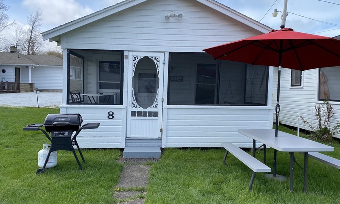 Geneva House | Great Strip Location | Walk to Lake | Wine Country | A/C | Grill & Firepit