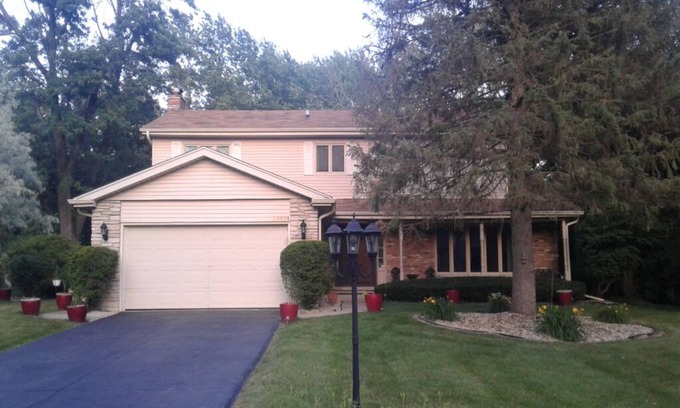 Olympia Fields House | Great Suburban Living!