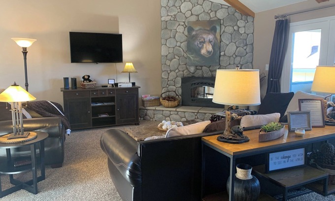 Moonridge House | Great Townhome in Big Bear Lake - Walk to Bear Mountain Ski Resort & Golf Course