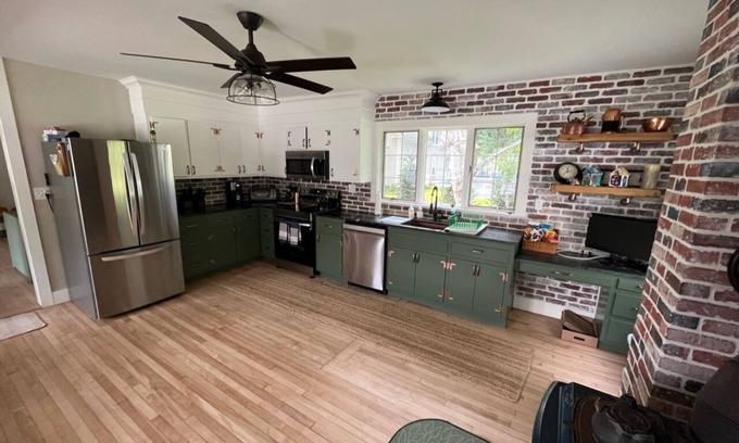 Ludlow House | Great Winter weekend Getaway, Village home in cul-de-sac. 1 mile to Okemo