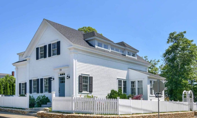 Vineyard Haven House | Greek Revival-Inspired In-Town Luxury Getaway