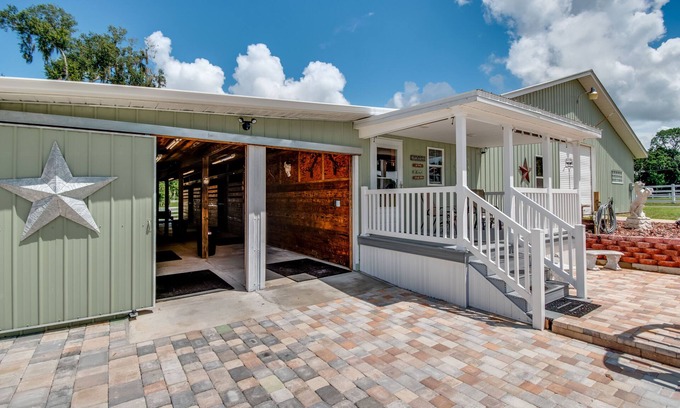 Citra Apartment | Green Acres Barn Apartment.sleeps 2 comfortably but will sleep 4.