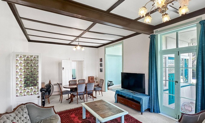 Papakura House | Green Getaway | Unique, Tranquil Bungalow Papakura