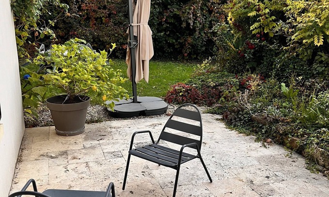 Les Cheres House | Green house close to the city